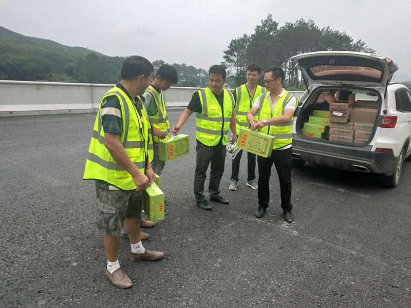 高溫慰問(wèn) ——致敬高溫下的堅(jiān)守!
